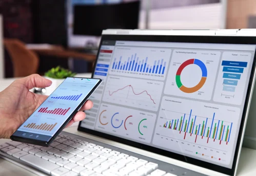 Gestão logística com indicadores em computador e tablet