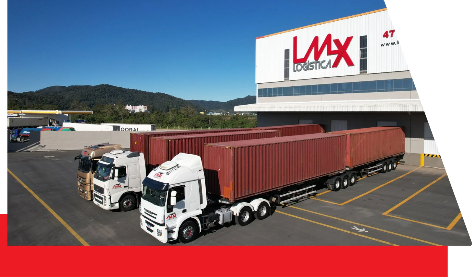 Caminhões com contêineres no pátio do centro logístico da LMX