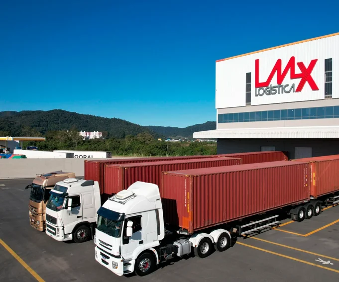 Caminhões e contêineres na operação LMX